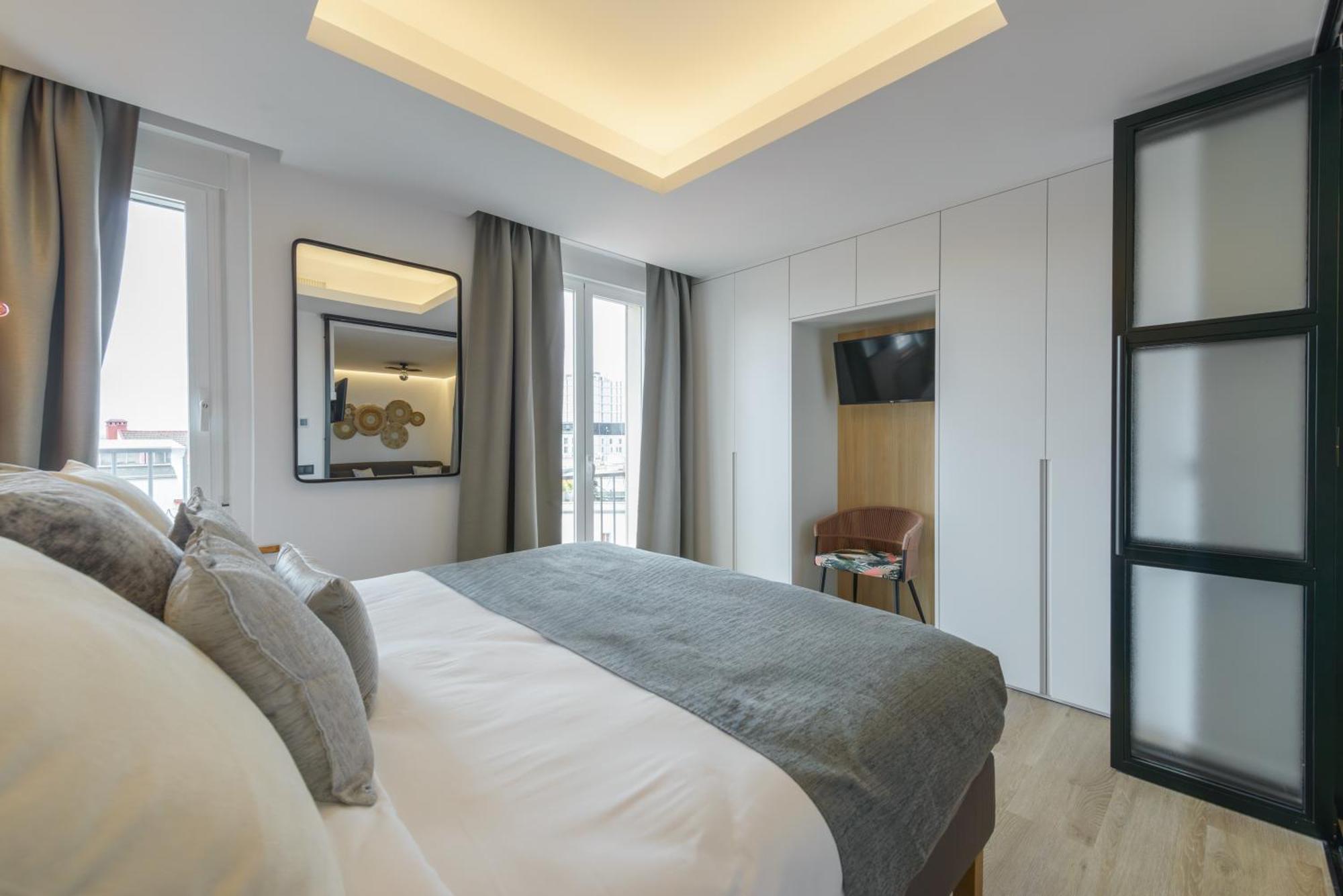 Gran Via Capitals By Monaro***** Madrid