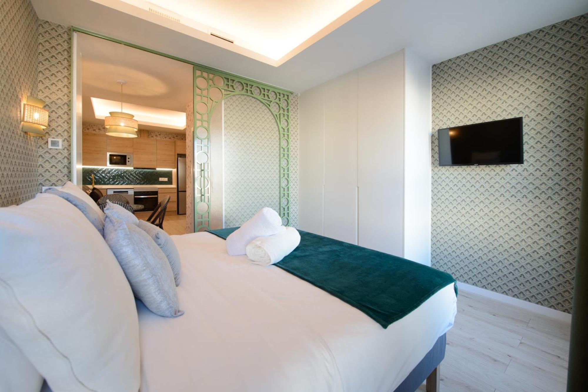 Gran Via Capitals By Monaro*****